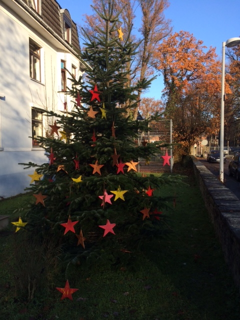 Aktion Weihnachtsbaum im schmücken Ev. Kinderheim e. V. Hilden